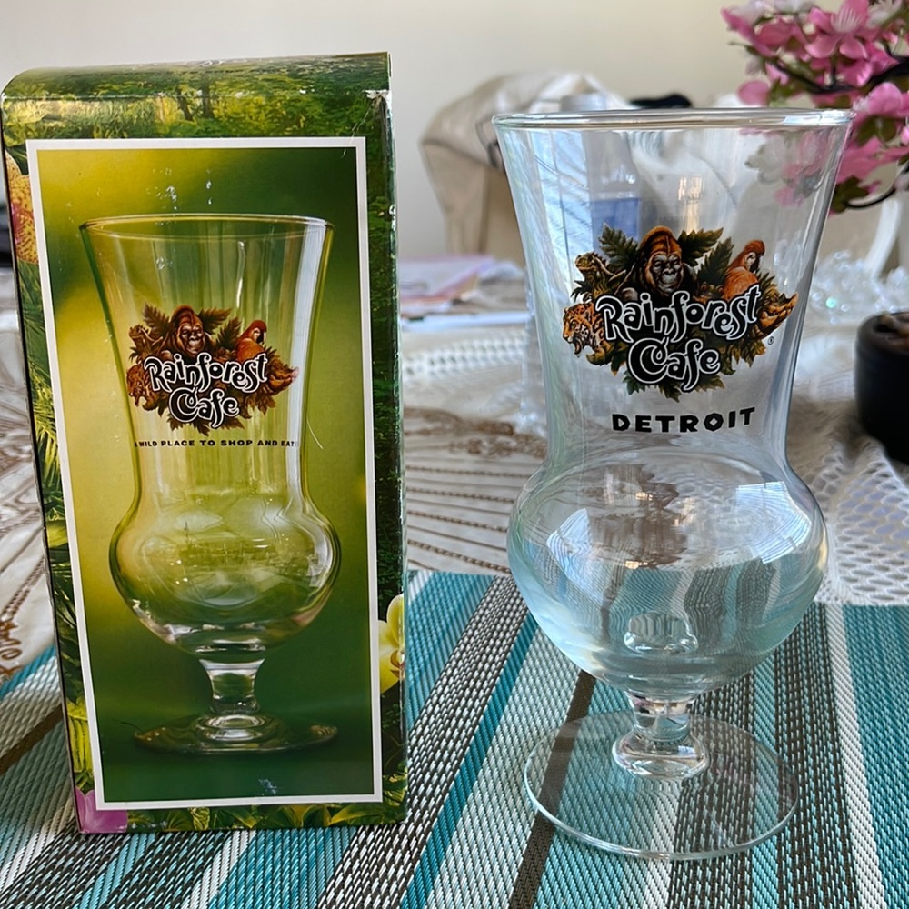 New with box Rainforest Cafe Hurricane Glass